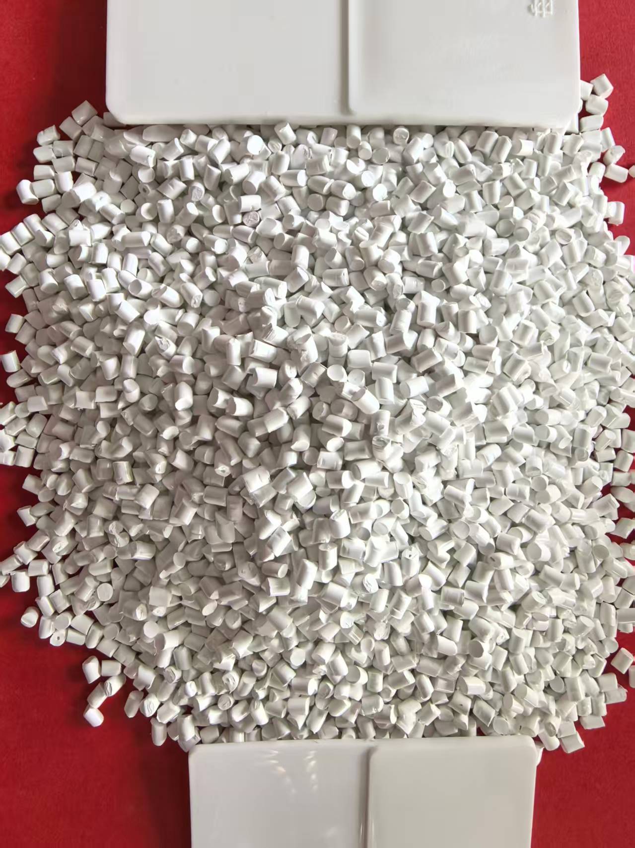 White masterbatch pellets and sample plates
